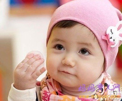 新生儿脸上有小红点是怎么回事?