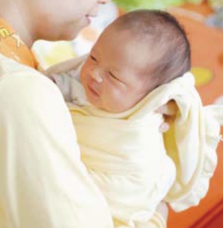 宝宝打嗝了要这样抱(图片)