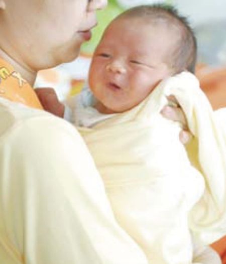 宝宝打嗝了要这样抱(图片)