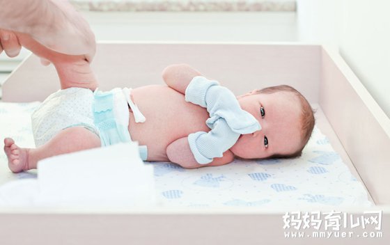 你真的知道怎么给宝宝换纸尿裤?宝宝用纸尿裤的20个常见问题