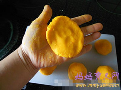 1-3岁宝宝食谱——美味南瓜饼的做法步骤(附图)