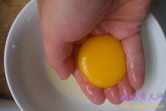 4-6个月宝宝食谱&mdash;&mdash;牛奶蛋黄羹的做法（附图）