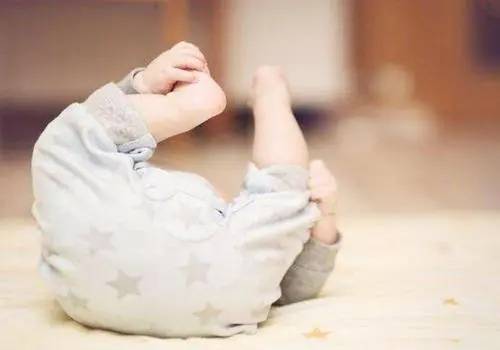 宝宝发育口诀:一月睡,二月哭,三月认人,四月翻身,五月出牙,六月辅食