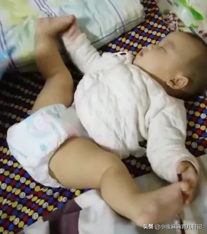孩子睡姿显示智商和性格,这一种睡姿,说明娃性格好、大脑发育好