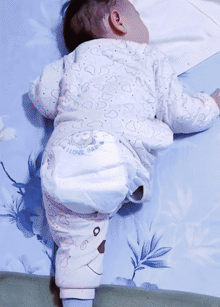 孩子睡姿显示智商和性格,这一种睡姿,说明娃性格好、大脑发育好