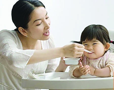 从“喂饭教育”来看中国和美国的教育差异